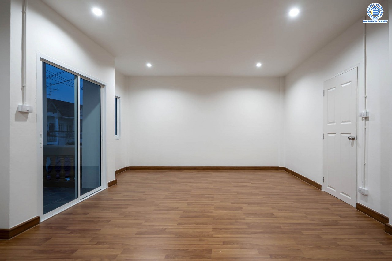 บ้านมือสองตกแต่งใหม่ โครงการ สวนกุหลาบ ติวานนท์-แจ้งวัฒนะ ติดถนนติวานนท์ ใกล้โรงเรียนสวนกุหลาบวิทยาลัย เนื้อที่ 27 ตร.ว. ฟังก์ชัน 3 ห้องนอน 2 ห้องน้ำ จอดรถได้ 1 คัน บนทำเลใกล้จุดขึ้นทางด่วน "ศรีรัช" และรถไฟฟ้าสายสีชมพู "สถานีปากเกร็ด"